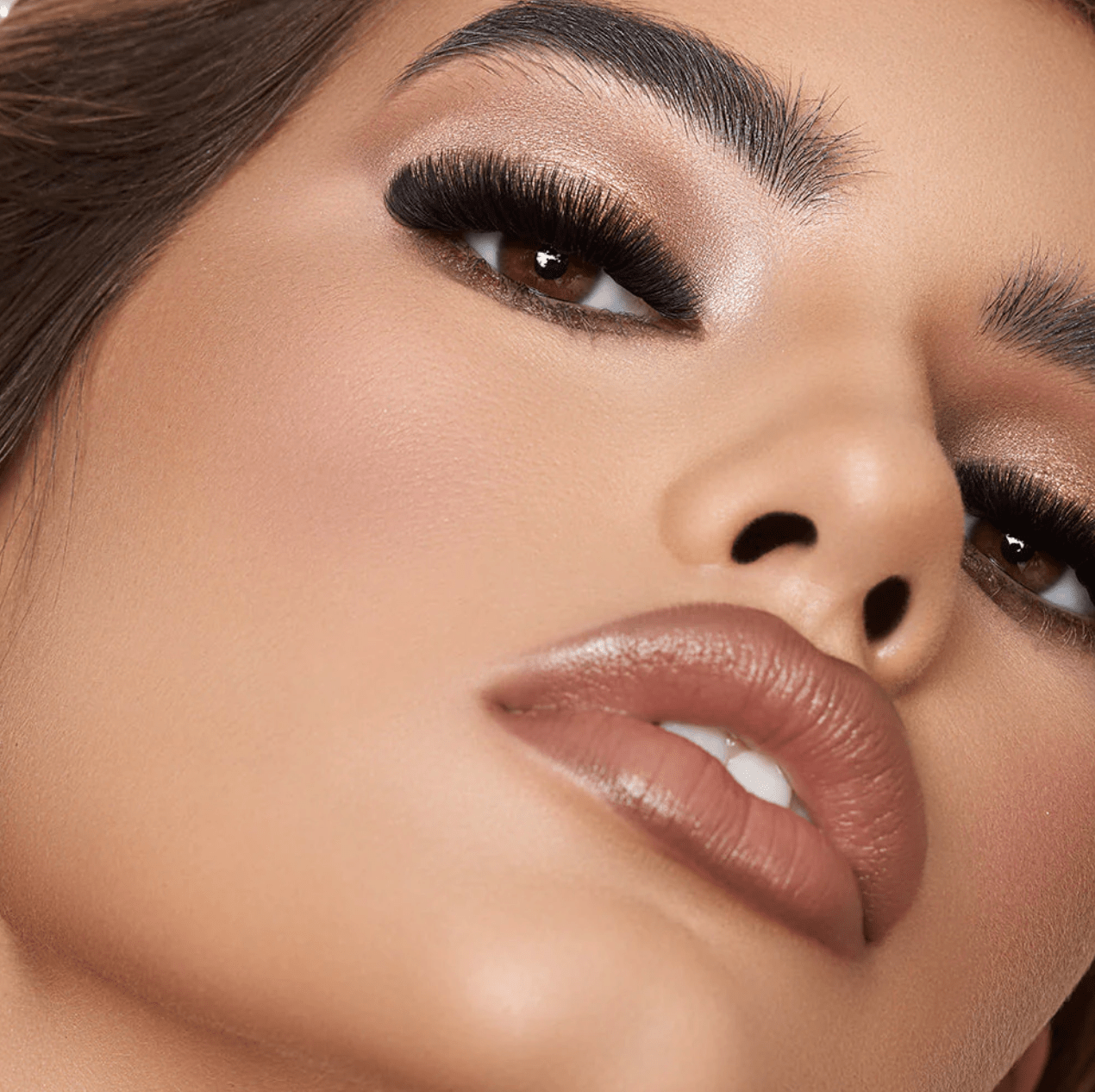Detailed front label view on the Favorite Cashmere Faux Mink lash tray displaying base type and curl specs.