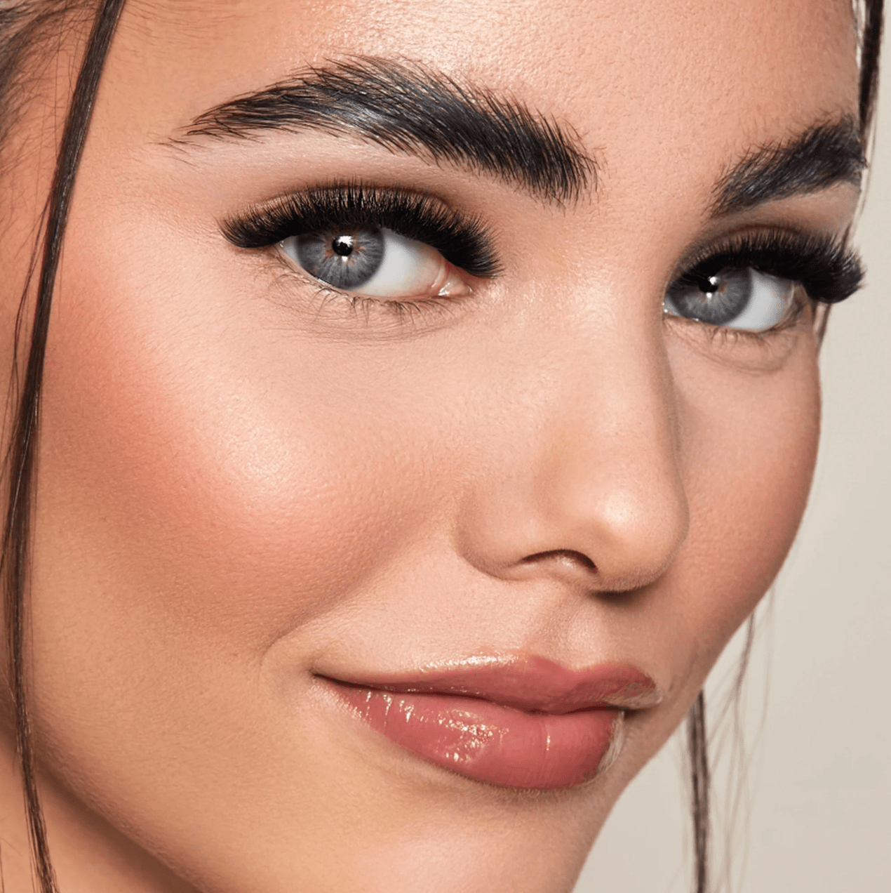 Clear acrylic lid view of the 18-line Favorite Cashmere Faux Mink lash extension tray showing organized rows.